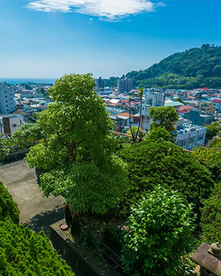 屋上庭園で湯河原の街を一望 館内施設 詳細はこちら